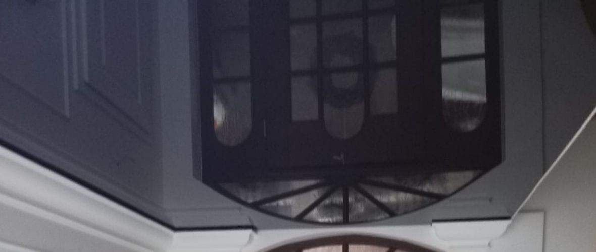 Moderne Spanndecke in Wohnzimmer - Designprojekt